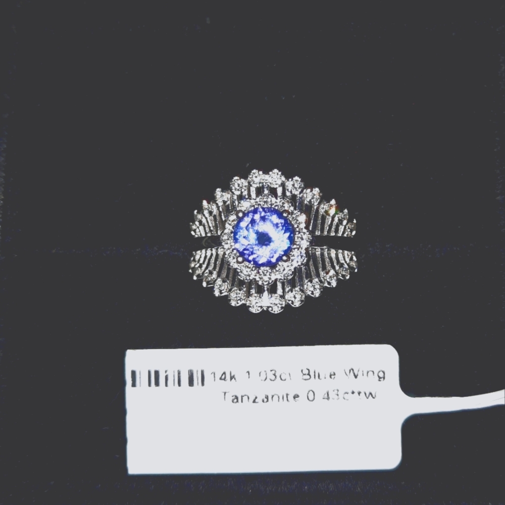 Tanzanite Diamond Ring in 14 K white Gold